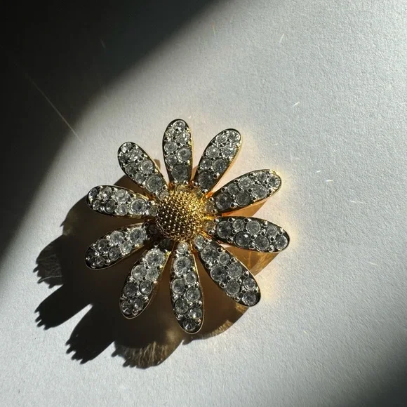 Stunning gold tone SWAROVSKI flower brooch pin - Picture 7 of 14